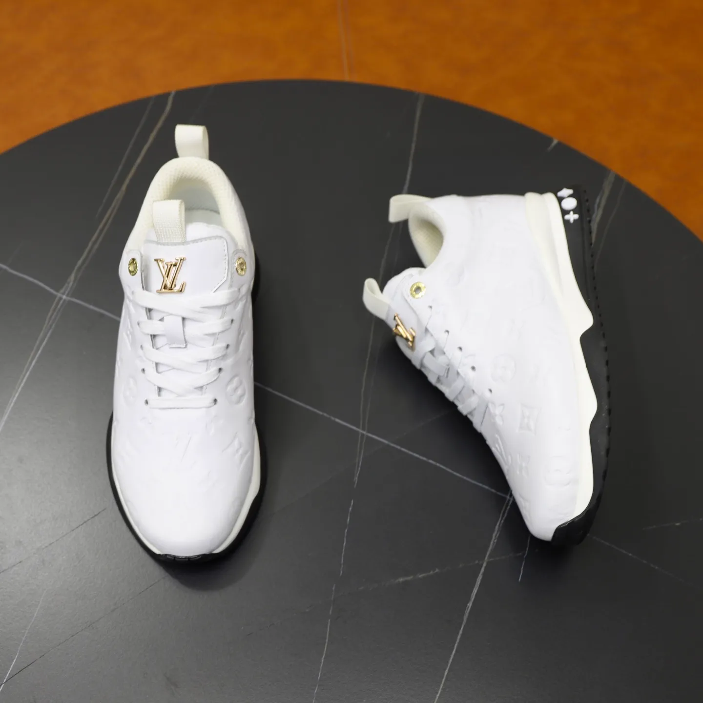 Factory price: 520💰【LV】Louis Vuitton is a high-end brand of men's shoes, new models on the market, top luxury brand, the latest fashionable casual men's shoes, trendy and versatile style, relaxed and sporty style, calfskin upper and ultra-fine workmanship. The original personalized fashionable rubber wear-resistant outsole is light and comfortable on the foot. Code number: 39-44 (45, 46 customized)